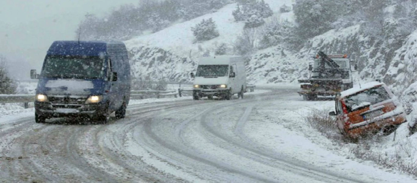 Λευκό τοπίο: Κλειστά σχολεία και απαραίτητες οι αντιολισθητικές αλυσίδες στη Χαλκιδική (φωτό, βίντεο)